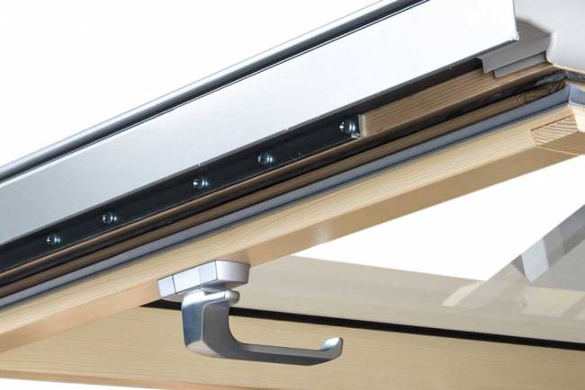 Деревянное мансардное окно FTS-V U4 со среднеповоротным открыванием Деревянное мансардное окно FTS-V U4 со среднеповоротным открыванием